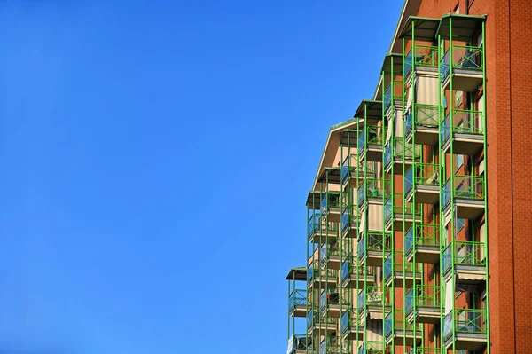 Eine Balkonfassade Eines Wohnhauses Blauen Himmel — Stockfoto