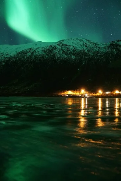 挪威北冰洋Kvaloya高山湖水上美丽的Aurora Borealis — 图库照片