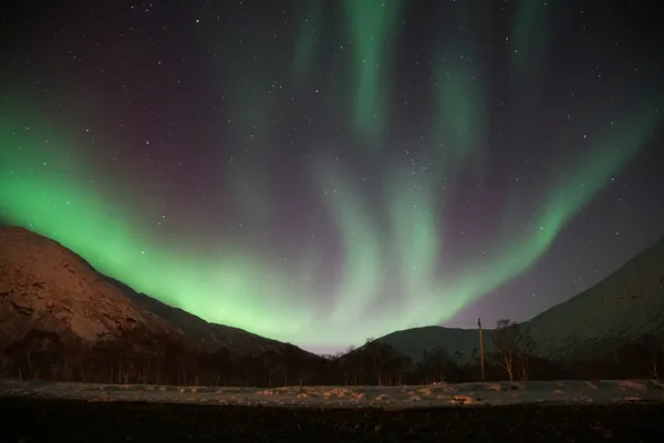 Захватывающий Вид Aurora Borealis Над Горой Квалое Арктический Регион Норвегии — стоковое фото