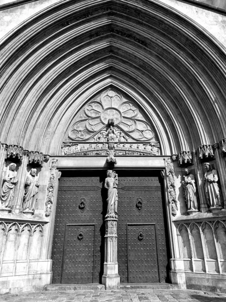 Uma Imagem Vertical Tons Cinza Uma Igreja Católica Tarragona Espanha — Fotografia de Stock