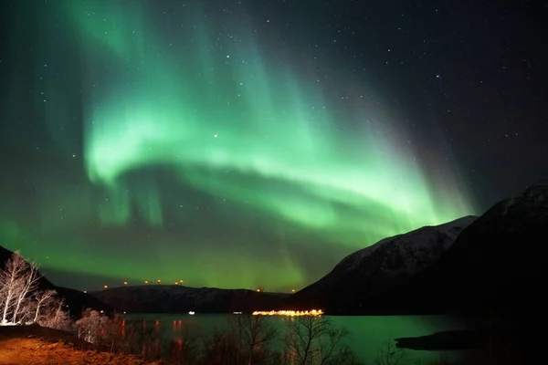 Aurora Boreale Sulle Acque Montagna Lago Kvaloya Regione Artica Norvegia — Foto Stock