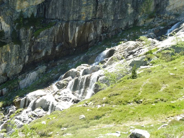 Den Smala Floden Mellan Klipporna Med Snö Pyrenéernas Nationalpark Frankrike — Stockfoto