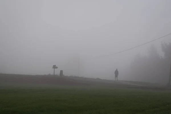 Egy Ember Sziluettje Ködben Camino Santiago Lugo Galícia Spanyolország — Stock Fotó