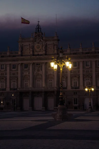 Μια Κάθετη Λήψη Του Βασιλικού Παλατιού Της Μαδρίτης Που Περιβάλλεται — Φωτογραφία Αρχείου
