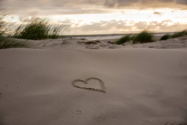 Bel Colpo Cuore Disegnato Sulla Sabbia Con Una Vista Ipnotizzante — Foto Stock