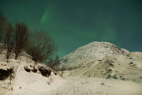 Una Vista Mozzafiato Dell Aurora Boreale Una Montagna Innevata Kvaloya — Foto Stock