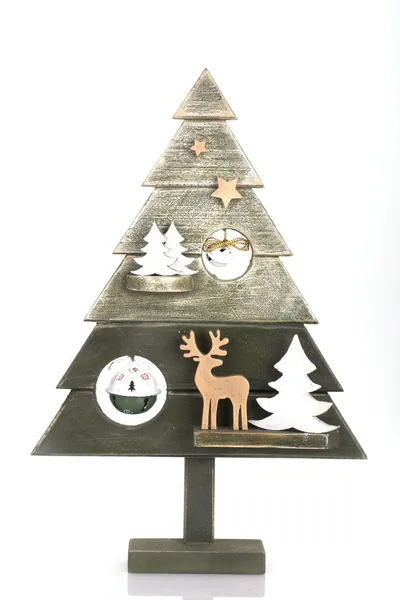 一棵白色背景的装饰木圣诞树 — 图库照片