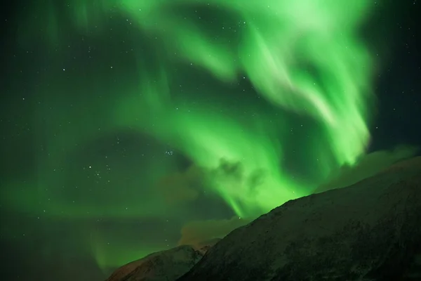 Ein Faszinierender Blick Auf Die Polarlichter Über Dem Berg Kvaloya — Stockfoto