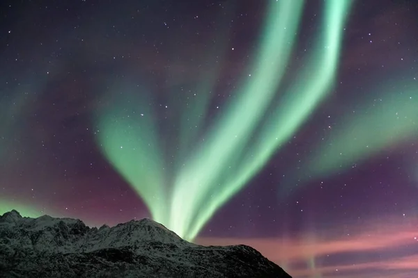 Das Wunderschöne Polarlicht Polarlichter Über Einem Schneebedeckten Berg Kvaloya Arktis — Stockfoto