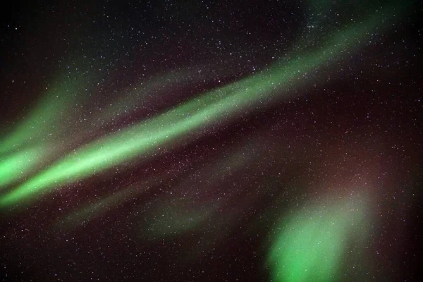 Norveç Arktik Bölgesindeki Kvaloya Yıldızlı Gökyüzünde Aurora Borealis Büyüleyici Bir — Stok fotoğraf