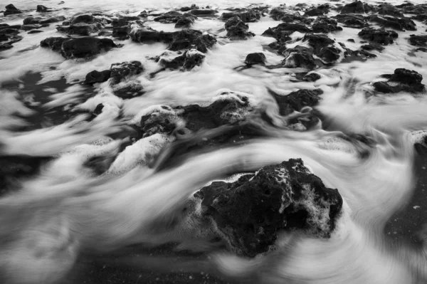 Eine Langzeitbelichtung Von Strandfelsen Und Meerwasser — Stockfoto
