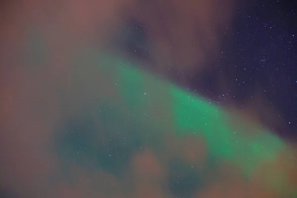 从挪威Kvaloya地区Kattfjorden看Aurora Borealis迷人的景象 — 图库照片