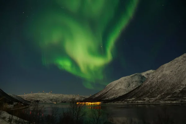 Aurora Borealis Hegyi Tavi Víz Felett Kvaloya Északi Sarkvidék Norvégiában — Stock Fotó