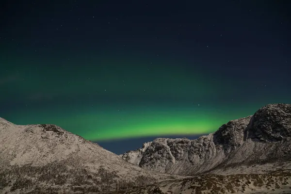 Bella Aurora Borealis Luci Verdi Una Montagna Innevata Kvaloya Regione — Foto Stock