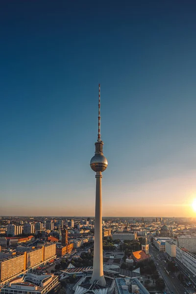 柏林电视塔的垂直镜头 耸立在所有具有日落背景的建筑物之上 — 图库照片