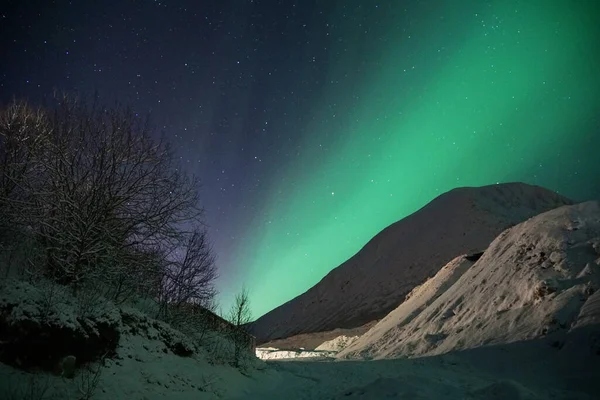 Frumoasele Lumini Verzi Aurora Borealis Deasupra Unui Munte Înzăpezit Din — Fotografie, imagine de stoc