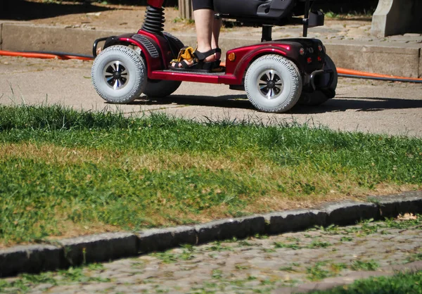 Ludzkie Nogi Velomobile Ulicy Słoneczny Dzień — Zdjęcie stockowe