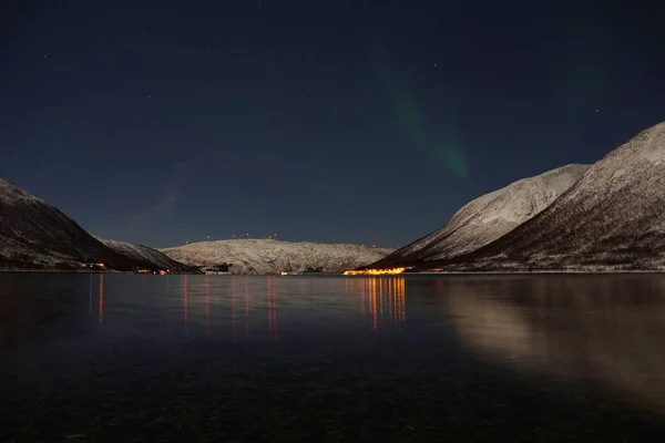 ノルウェーの北極圏のKvaloyaの山と湖の水の上の息をのむようなオーロラ — ストック写真