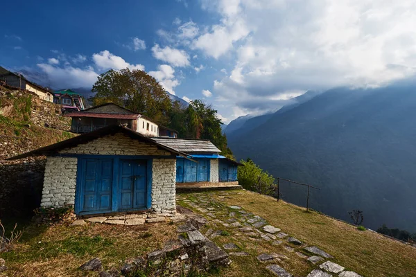 Όμορφη Θέα Των Σπιτιών Του Χωριού Στο Λόφο Βουνά Κοντά — Φωτογραφία Αρχείου