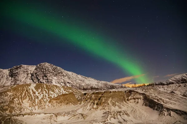 Krásná Aurora Borealis Zelená Světla Přes Zasněženou Horu Kvaloya Arktické — Stock fotografie