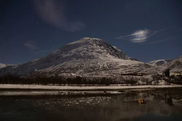 Aurora Borealis Het Berg Meerwater Kvaloya Arctisch Gebied Noorwegen — Stockfoto