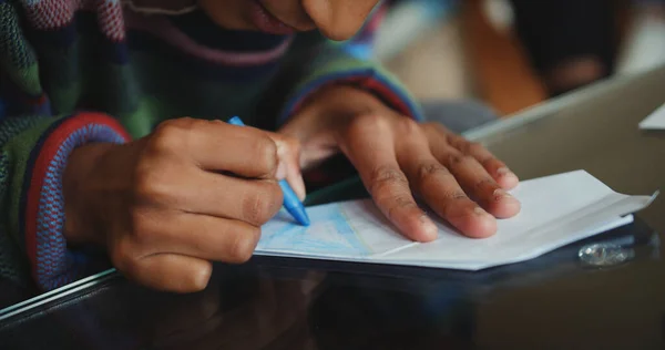Индийский Ребенок Делает Домашнее Задание — стоковое фото