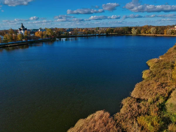 白俄罗斯明斯克地区湖泊和公园的空中景观 — 图库照片