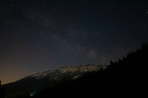 Una Vista Fascinante Las Montañas Contra Cielo Estrellado — Foto de Stock