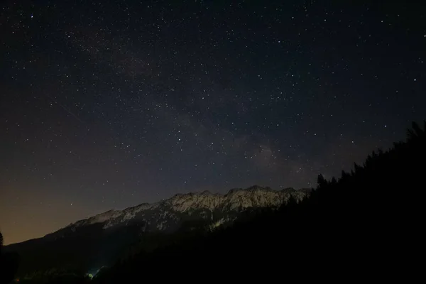 Pemandangan Yang Mempesona Dari Gunung Melawan Langit Yang Berbintang — Stok Foto