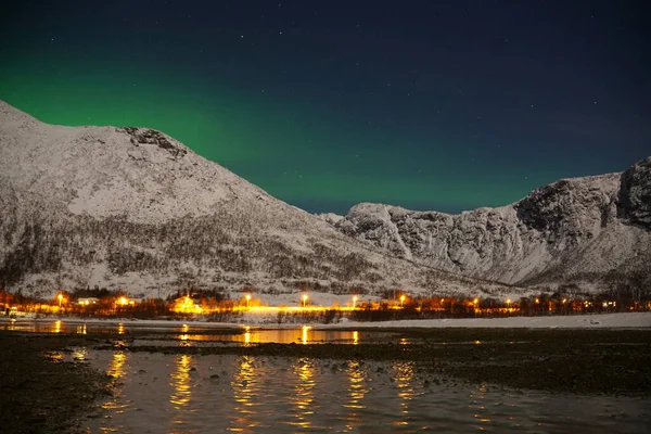 令人叹为观止的Aurora Borealis俯瞰了挪威北冰洋Kvaloya的高山和湖水 — 图库照片