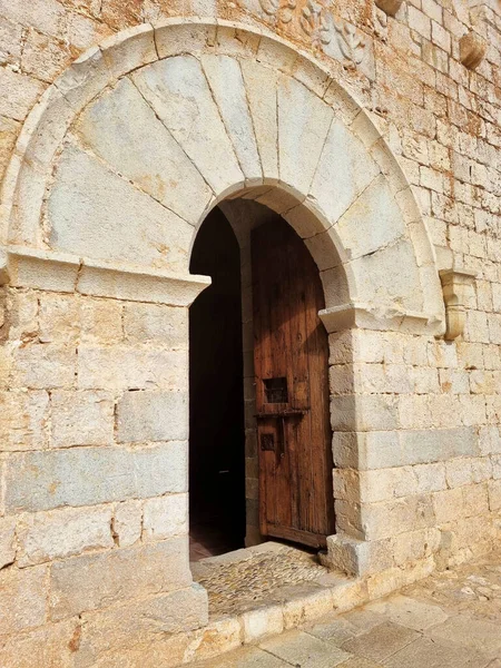 Tiro Vertical Uma Porta Antiga Tiro Abertura Castelo Espanha — Fotografia de Stock