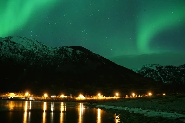 Het Prachtige Aurora Borealis Boven Berg Meerwater Kvaloya Arctisch Gebied — Stockfoto