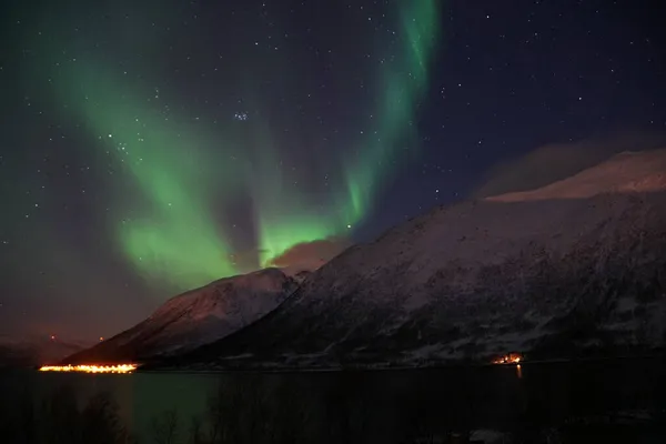 Den Vackra Aurora Borealis Gröna Ljus Över Ett Snöigt Berg — Stockfoto