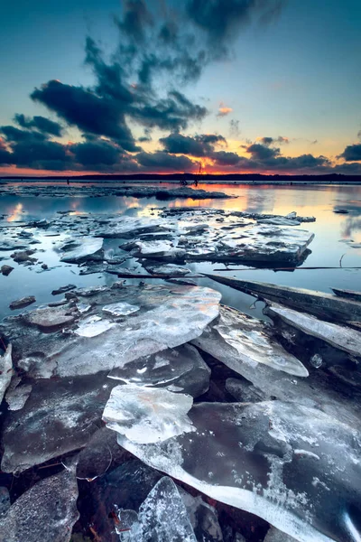 Prachtige Zonsondergang Bij Besneeuwde Curonian Lagoon Litouwen — Stockfoto