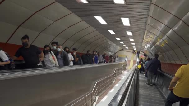 Stadtaufnahmen Von Menschen Der Bahn — Stockvideo