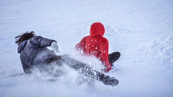 Dos Amigos Deslizándose Con Trineos Nieve Invierno —  Fotos de Stock