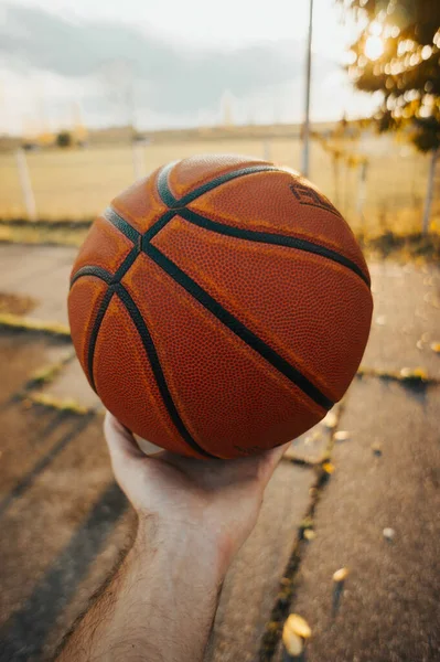 Tiro Vertical Uma Mão Masculina Segurando Uma Bola Basquete — Fotografia de Stock