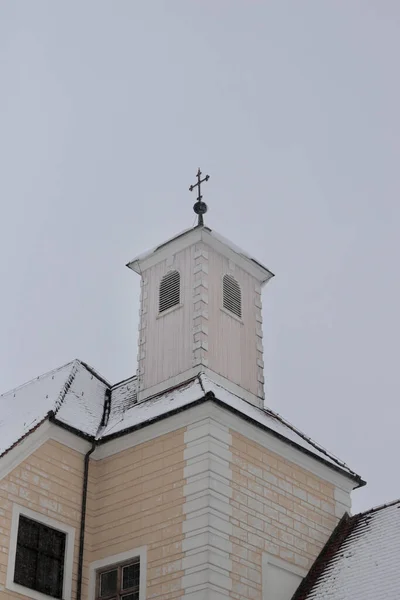 雪に覆われた教会の低角度ショット — ストック写真