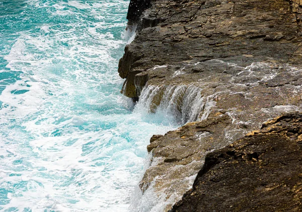 Eine Aufnahme Von Blauem Meerwasser Der Nähe Einer Felsigen Klippe — Stockfoto