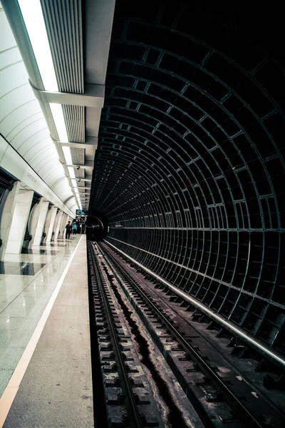 Uma Foto Panorâmica Estação Metrô Pessoas Esperando — Fotografia de Stock