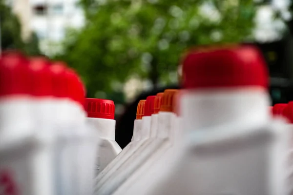 Крупный План Многих Пластиковых Бутылок Красными Крышками — стоковое фото