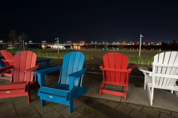 Tas Chaises Plage Bois Colorées Peintes Extérieur Nuit — Photo