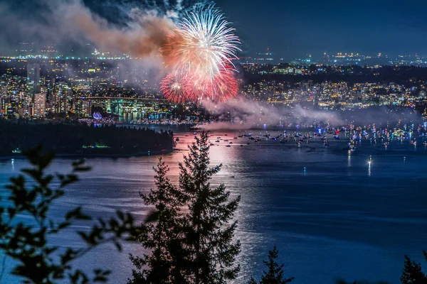 Eine Schöne Aufnahme Von Leuchtend Bunten Explodierenden Feuerwerk Einer Stadt — Stockfoto