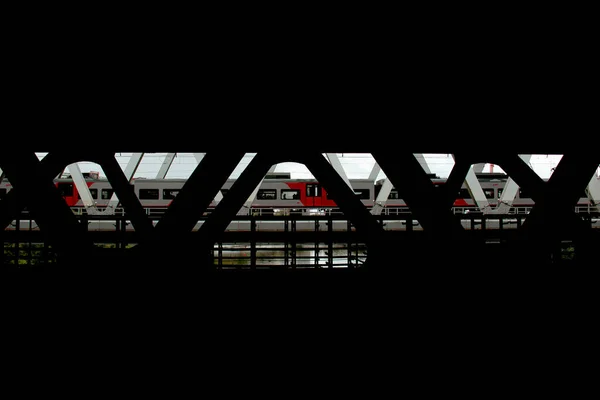 Uno Scatto Panoramico Treno Sulla Ferrovia Visto Dall Altro Lato — Foto Stock