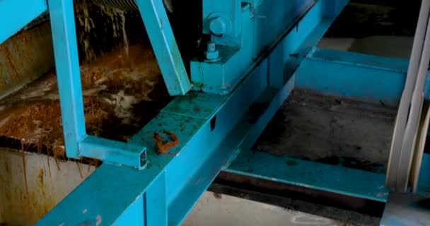 Velha Roda Metal Enferrujado Uma Oficina Industrial — Vídeo de Stock