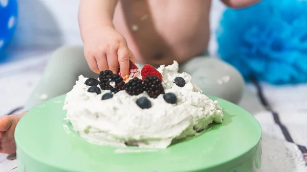 ケーキから果実を食べる幼児 — ストック写真