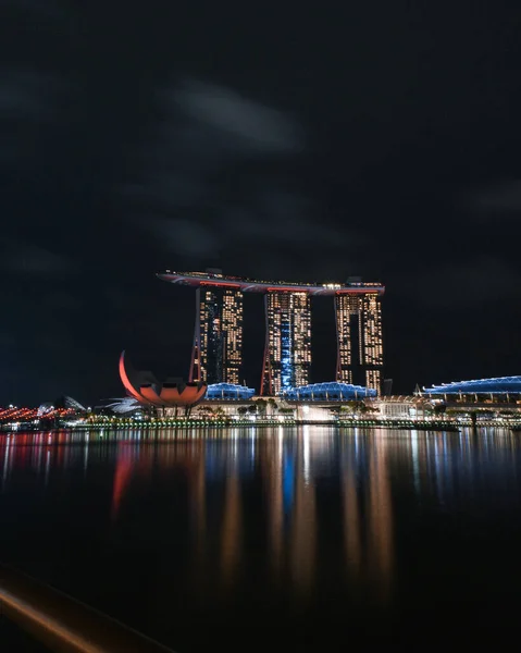 Marina Singapur 2021 Una Toma Nocturna Marina Bay Sands Singapur —  Fotos de Stock