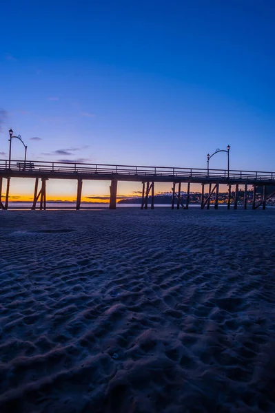 Een Verticaal Shot Van Een Van Hout Poort Een Kustlijn — Stockfoto