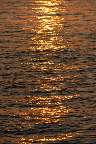Вертикальный Снимок Отражения Солнца Поверхности Моря — стоковое фото
