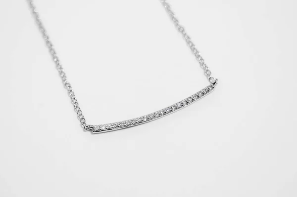 Серебряное Ожерелье Блестящими Драгоценными Камнями Белом Фоне — стоковое фото